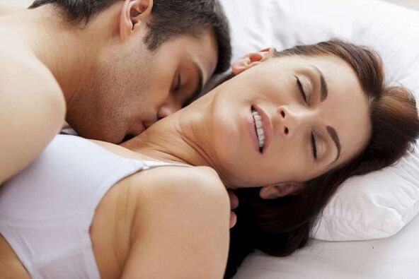 Homme et femme excités au lit