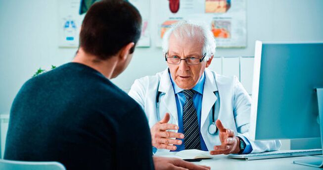 Un médecin conseille un homme sur les médicaments qui augmentent la puissance