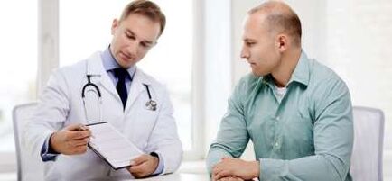 Un urologue traite un écoulement pathologique chez un homme